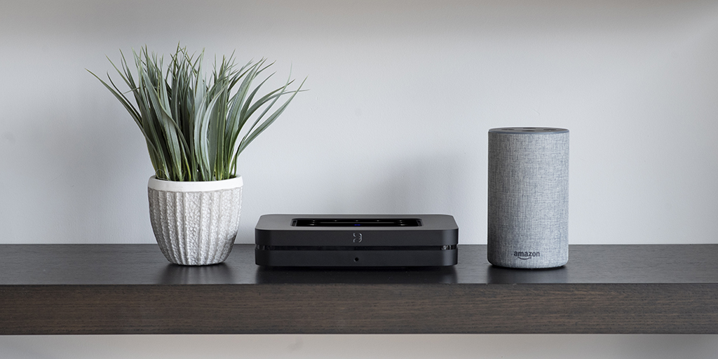 Bluesound Node (Gen 3) v černém provedení v obývacím pokoji u HiFi sestavy