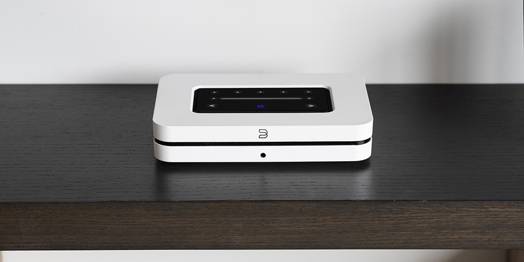 Bluesound Node (Gen 3) v bílém provedení v interiéru