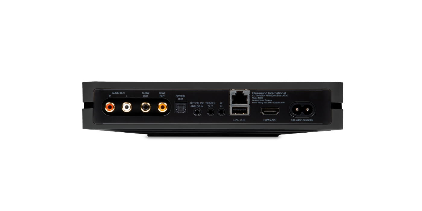 Detail zadního panelu Bluesound Node (Gen 3) s digitálními a analogovými výstupy a HDMI eARC vstupem