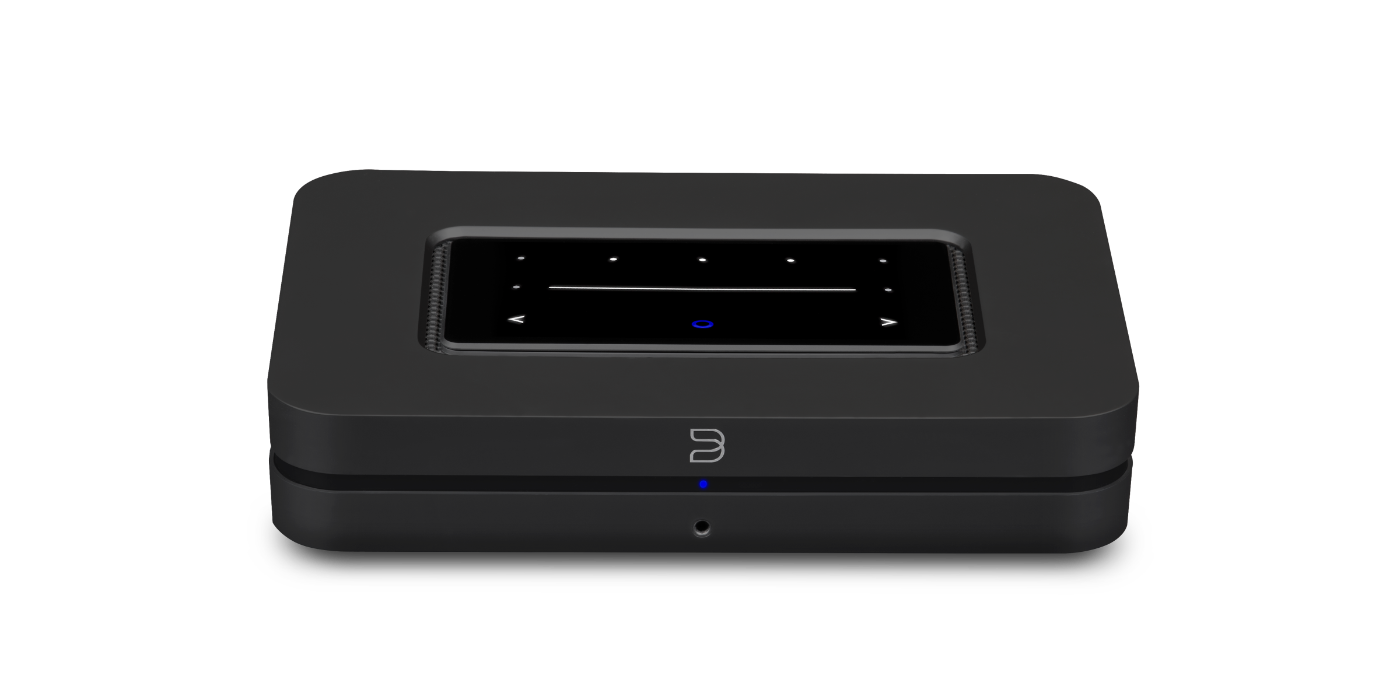 Detail matného saténového těla a celoskleněného horního panelu Bluesound Node (Gen 3) v černém provedení