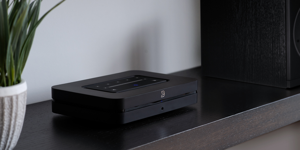 Bluesound Node (Gen 3) zapojený v sestavě s aktivním komponentem