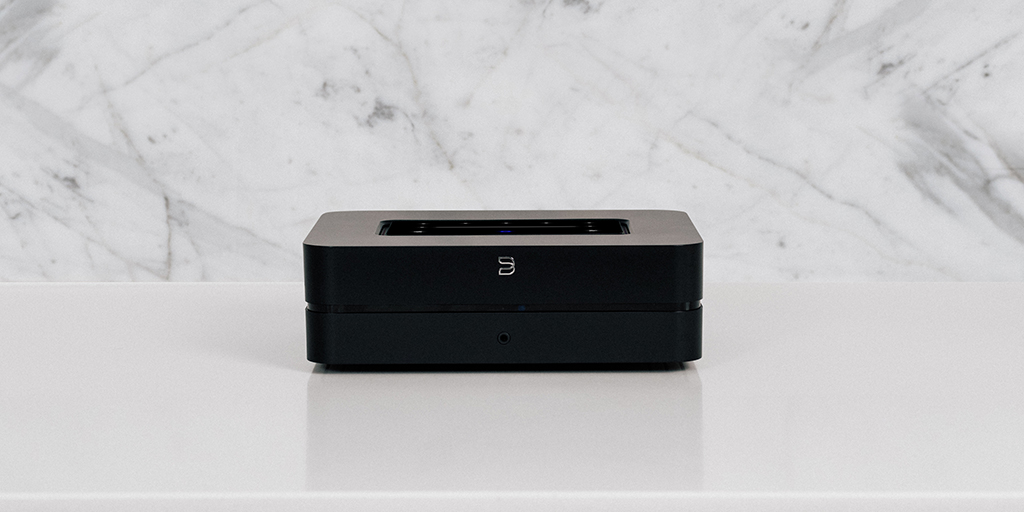 Bluesound POWERNODE 3 v černém saténovém provedení v obývacím pokoji