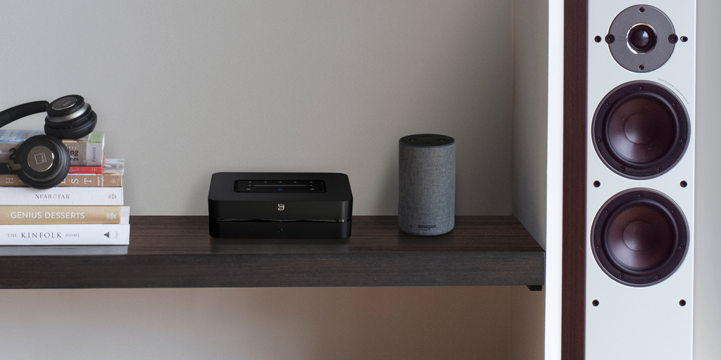 Bluesound POWERNODE 3 zapojený se sloupovými reprosoustavami v obývacím pokoji
