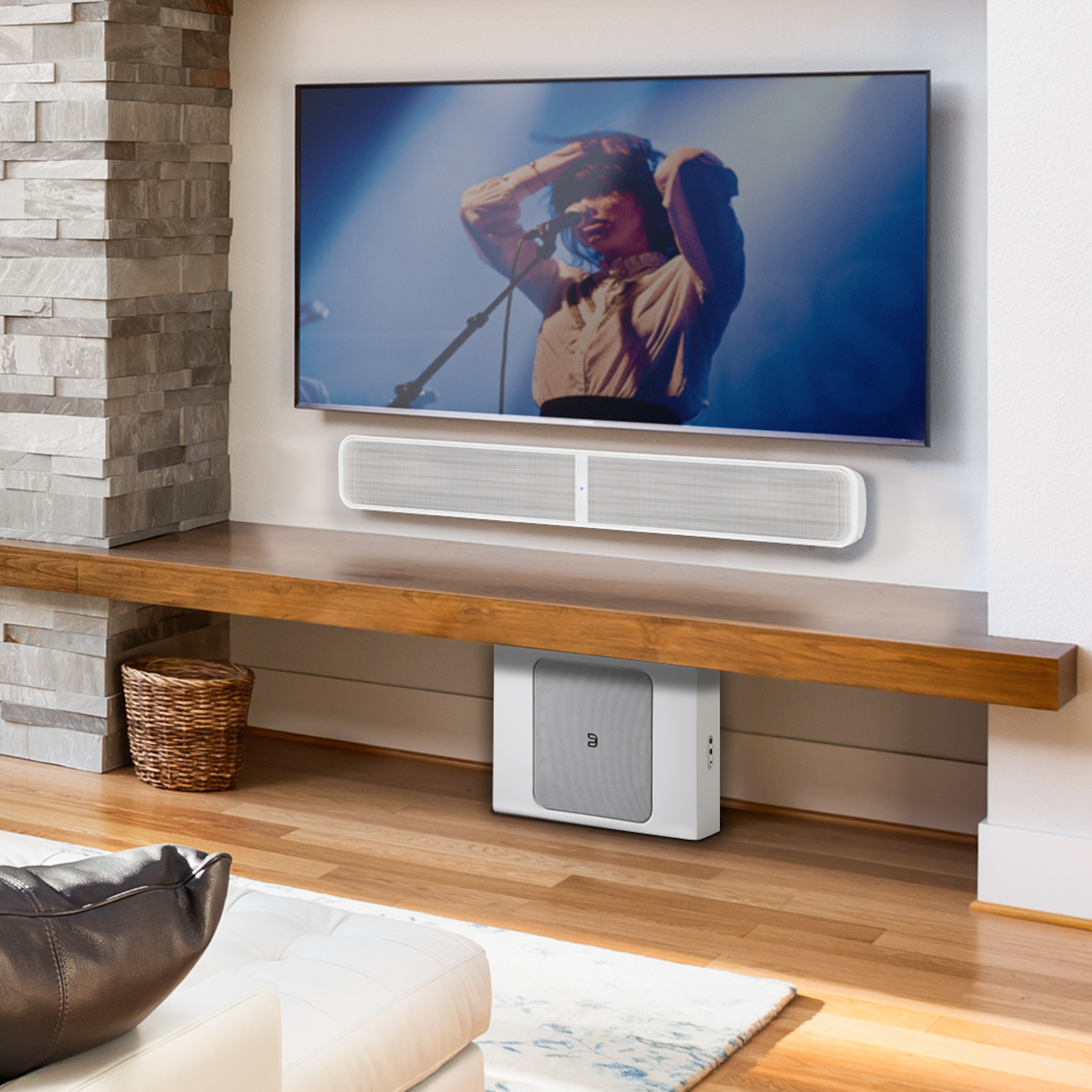 Bluesound PULSE SOUNDBAR+ v bílém provedení v obývacím pokoji pod televizorem