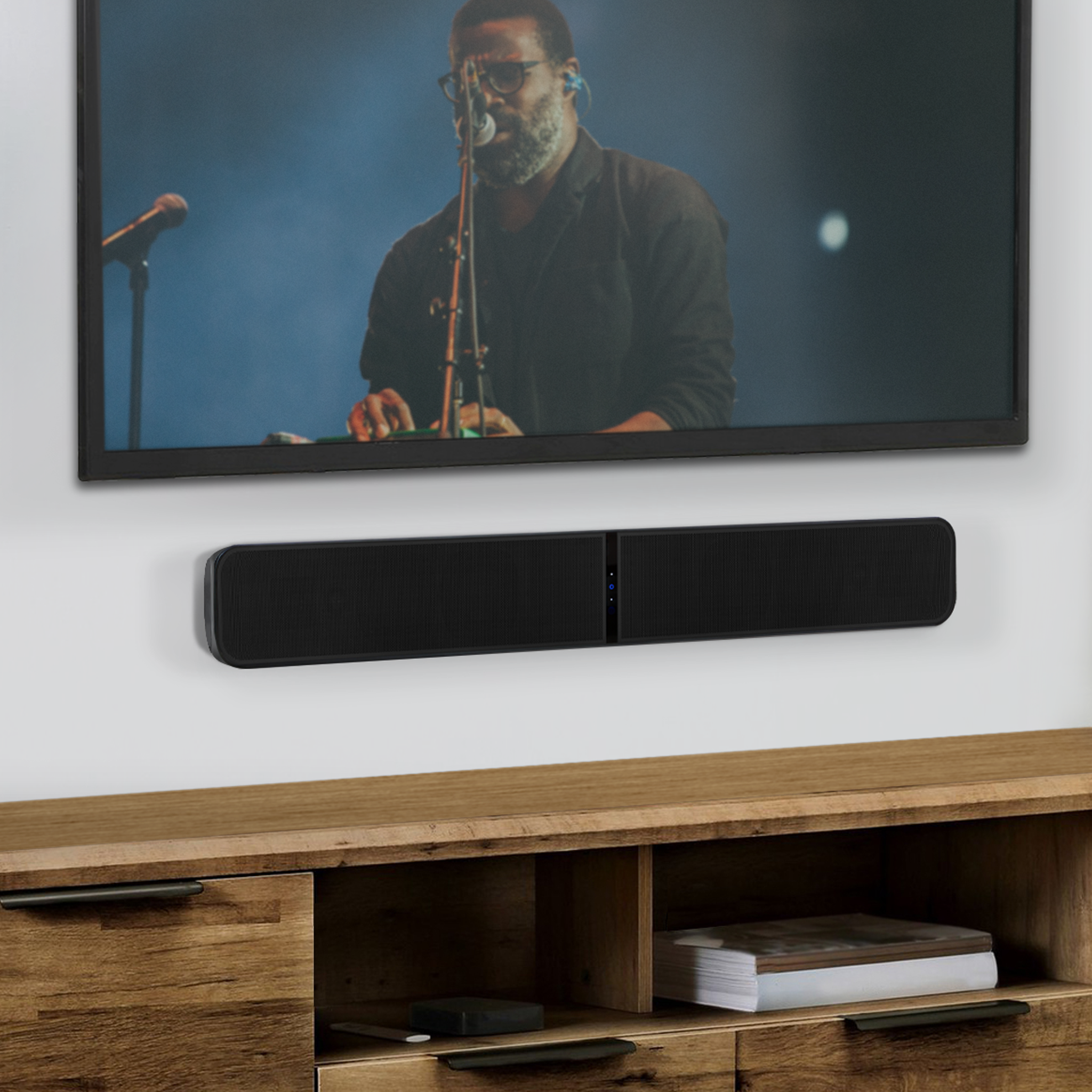 Bluesound PULSE SOUNDBAR+ v černém provedení v moderním domácím kině s tlumeným světlem