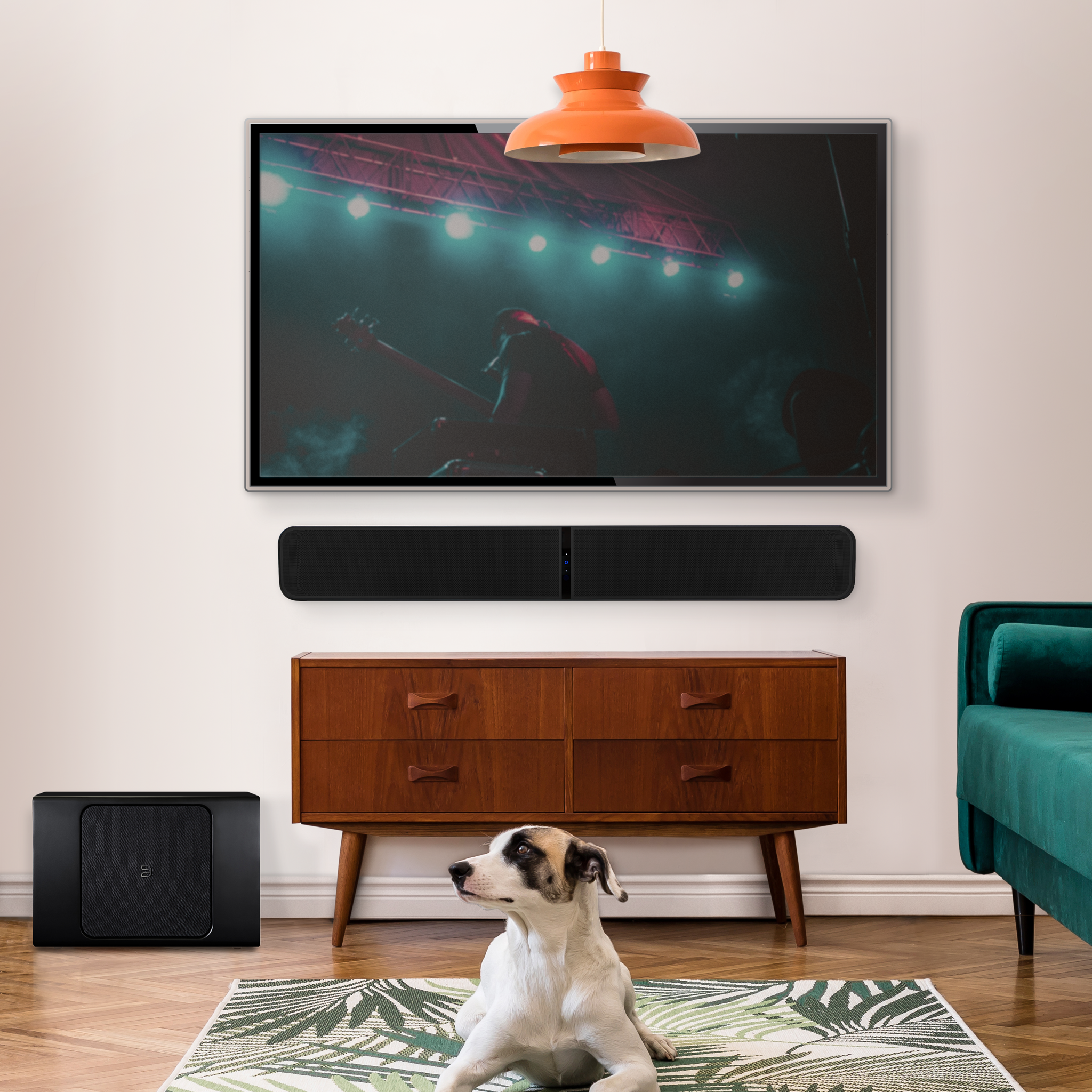 Bluesound PULSE SOUNDBAR+ v sestavě s televizorem a subwooferem v moderním interiéru