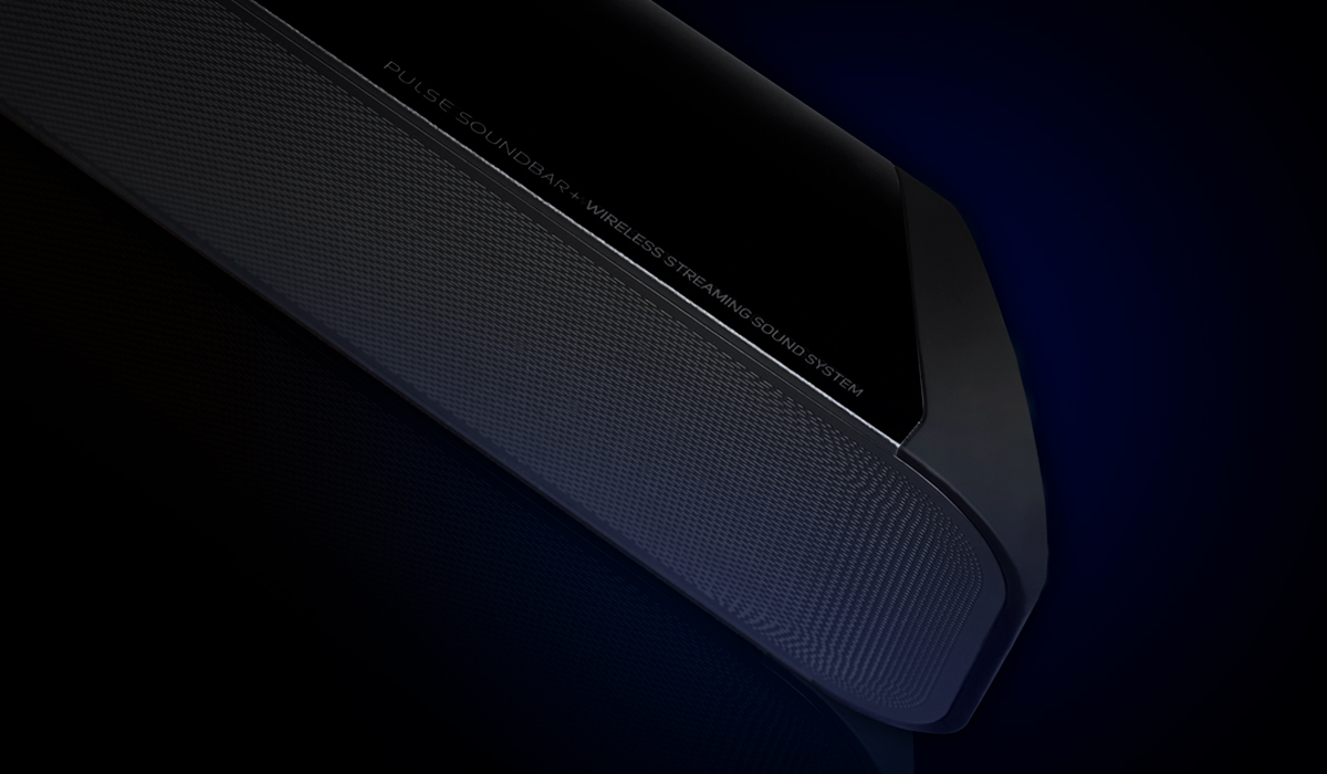 Detail horní hrany Bluesound PULSE SOUNDBAR+ s logem Bluesound
